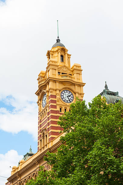 estação flinders street - melbourne australia clock tower clock - fotografias e filmes do acervo
