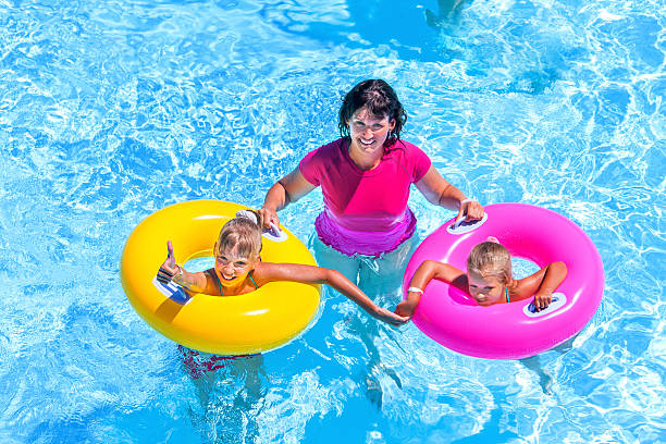 familie im swimmingpool - amusement park family water slide child stock-fotos und bilder