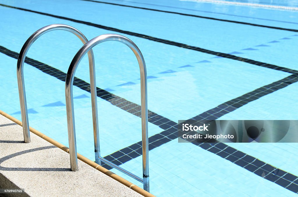 Swimmingpool mit Treppe. - Lizenzfrei Blau Stock-Foto