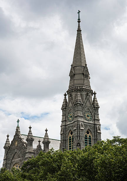 casco histórico de la ciudad de baltimore, ornamentado stone iglesia chapitel - baltimore church old building exterior fotografías e imágenes de stock