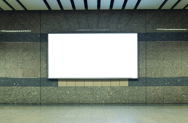 пустой рекламный щит на станции метро. полезной для вашей рекламы. - sign station contemporary escalator стоковые фото и изображения
