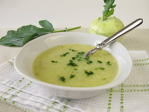 kohlrabi cremesuppe - kohlrabi stock-fotos und bilder