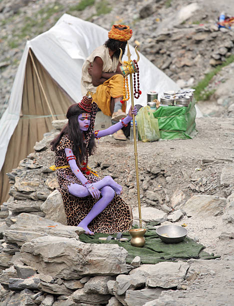 junge sadhu monk zeigt shiva - indian ethnicity sadhu india pilgrim stock-fotos und bilder