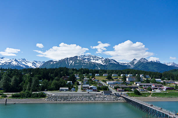 bela vista de haines cidade perto da baía glacier, alasca, eua - haines imagens e fotografias de stock