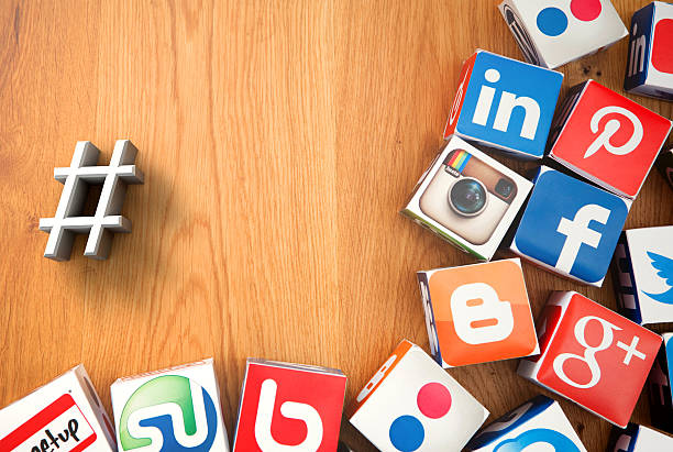 social-media-würfel auf einem hölzernen hintergrund - google blog social networking symbol stock-fotos und bilder