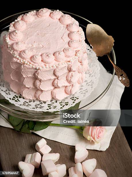スカラップペールピンクケーキのガラスの隣に立っていた - アイシングのストックフォトや画像を多数ご用意 - アイシング, ケーキ, ケーキサーバー