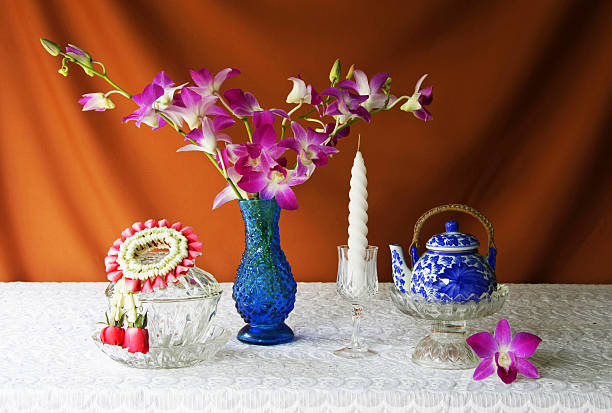 ainda vida com diferentes objetos na mesa de madeira - pedestal collection showing old imagens e fotografias de stock