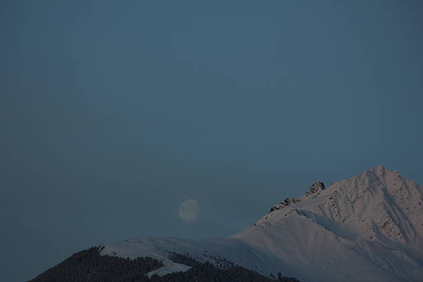 istock Moon in the Morning 476962283