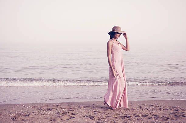 Vestido Largo De Playa - Banco de fotos e imágenes de stock - iStock Vestido Largo De Playa - Banco de fotos e imágenes de stock - iStock