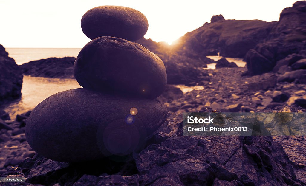 Береговая линия сбалансированной камней коротким - Стоковые фото Альтернативная терапия роялти-фри