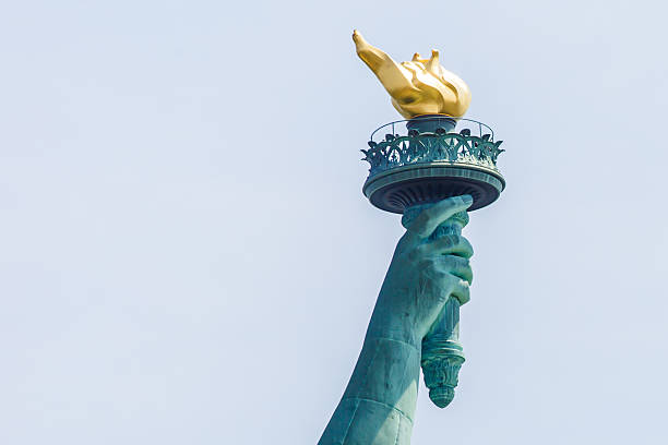 la estatua de la libertad linterna - antorcha fotografías e imágenes de stock