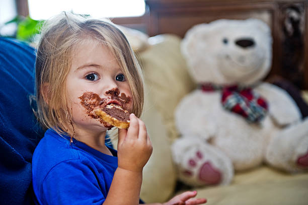 menina é comer - repast imagens e fotografias de stock