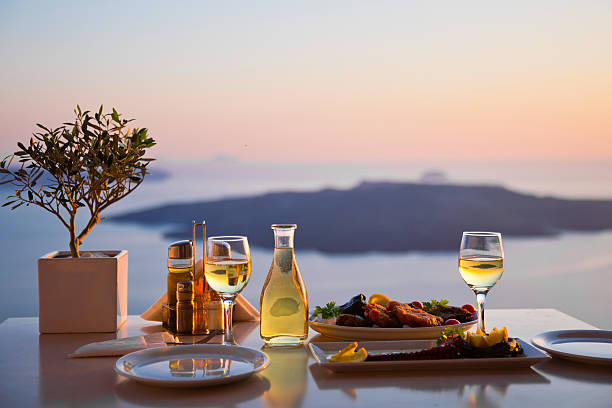 jantar romântico para dois no sunset.greece, santorin - couple dinner summer sunlight - fotografias e filmes do acervo