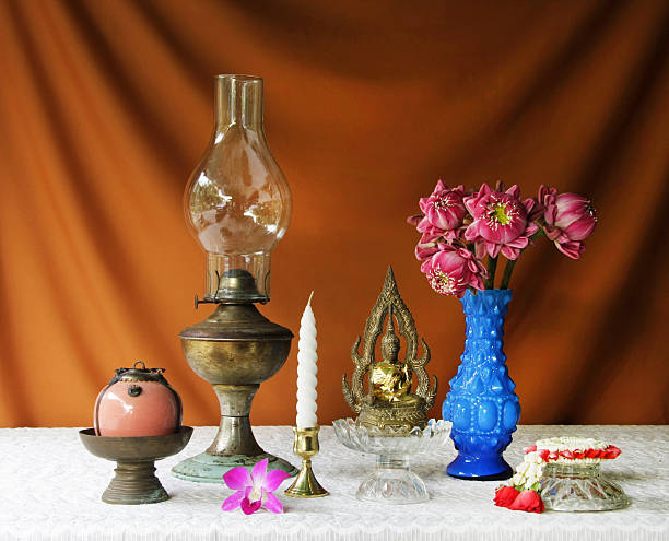 ainda vida com diferentes objetos na mesa de madeira - pedestal collection showing old imagens e fotografias de stock