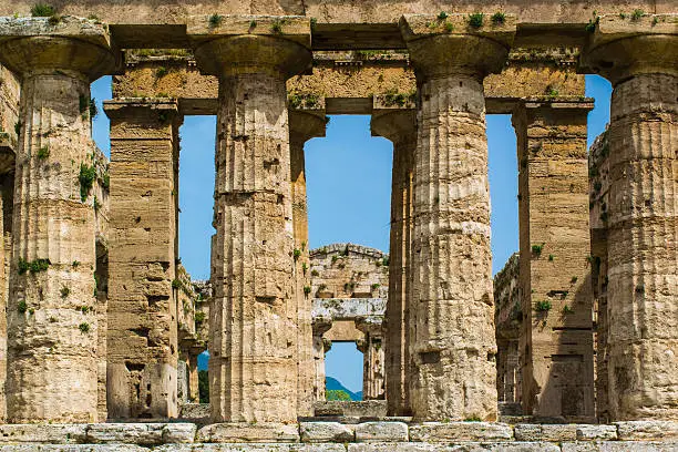 Paestum is the classical Roman name for Poseidon, an important city of the ancient Magna Grecia, in ancient times by Greeks colonized area in the south of Italy today. It is now one of the most important archaeological sites in Italy and is on the coast, about 85 kilometers south of Naples and 40 km from Salerno in the province of Salerno. The impressive ruins of Paestum were accidentally discovered in 1750 when King Charles IV of Naples roadwork in the region had carried out.