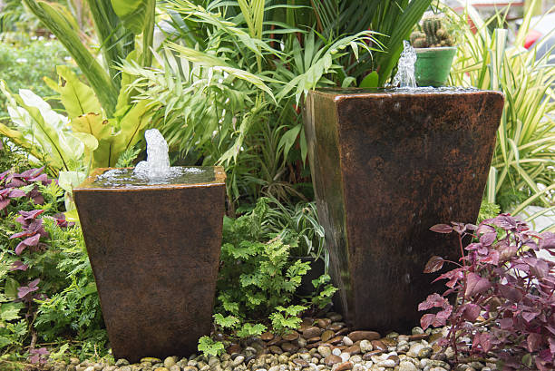 fontanna z pot - fountain in garden zdjęcia i obrazy z banku zdjęć