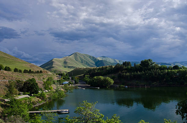 schönen sommer park in der wildnis von idaho - snake river canyon stock-fotos und bilder