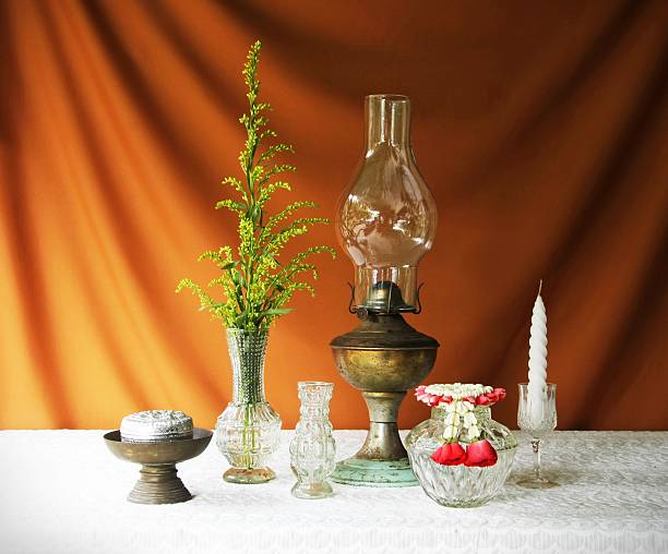 ainda vida com diferentes objetos na mesa de madeira - pedestal collection showing old imagens e fotografias de stock