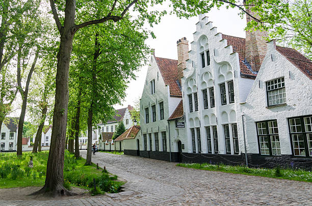 gens dans les maisons blanches béguinage (begijnhof) de bruges. - poetic photos et images de collection