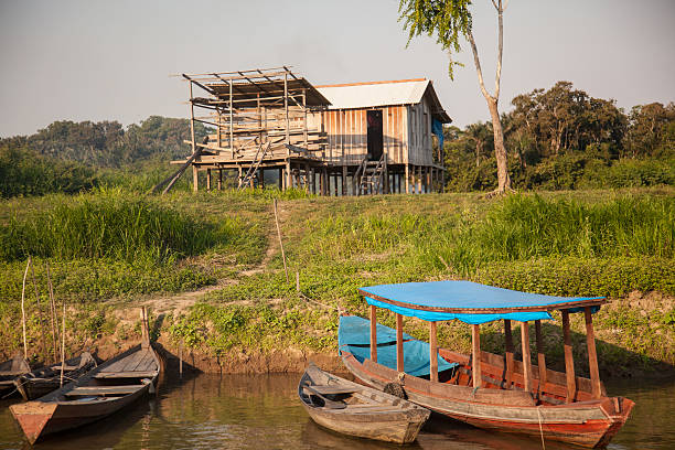 Casa Sobre Estacas com barcos no Rio Amazonas, Brasil - foto de acervo