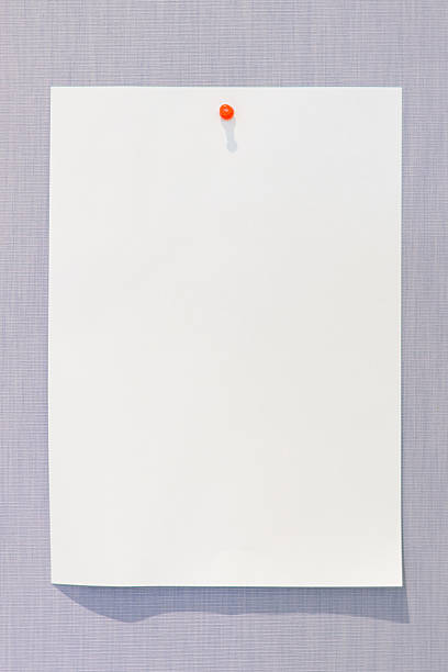libro bianco sul bordo con pin arancione - bulletin board office blank vertical foto e immagini stock