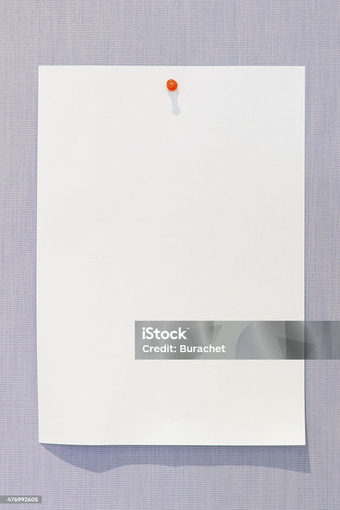 Biały papier na desce z orange pin - Zbiór zdjęć royalty-free (Gazeta)
