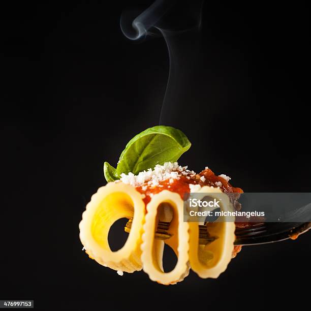 Pasta Rigatoni Al Bivio - Fotografie stock e altre immagini di Al vapore - Al vapore, Alimentazione sana, Basilico