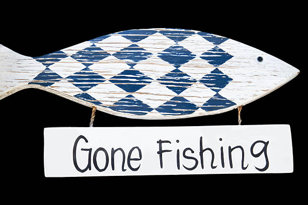 gone рыбалка деревянный знак, изолированные на черном фоне - fishing absence sign wood стоковые фото и изображения