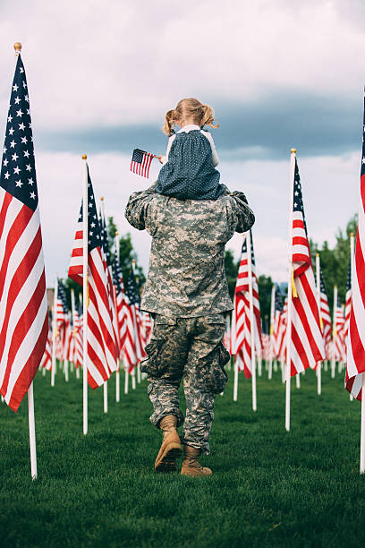 soldado americano andar com sua filha em seus ombros - american culture army usa flag imagens e fotografias de stock