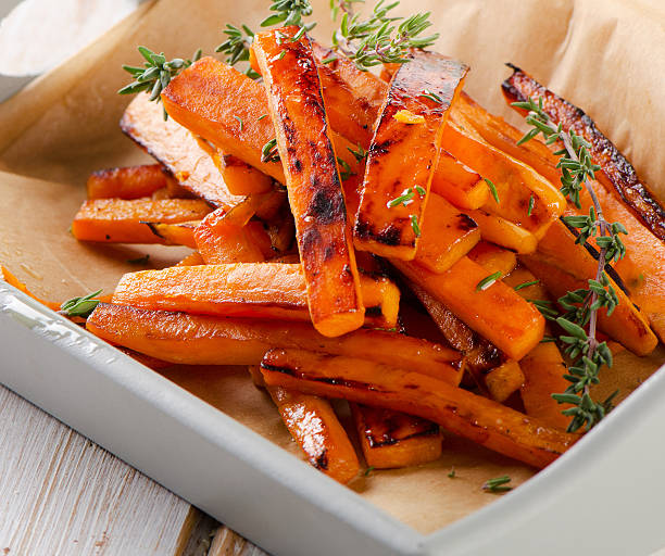 batatas fritas con hierbas frescas - sweet potato french fries yam baked fotografías e imágenes de stock