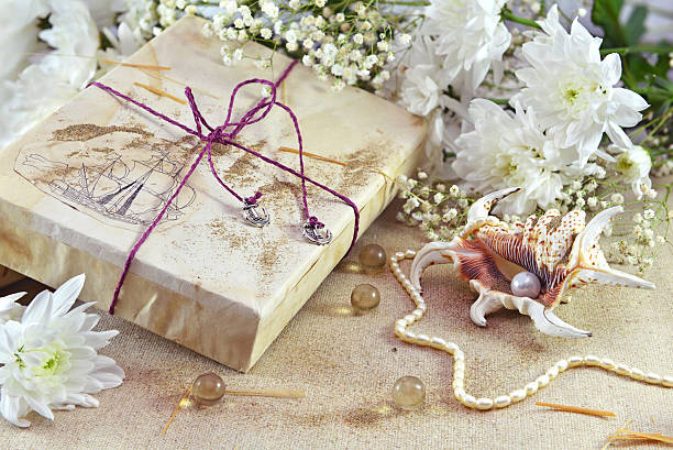 istock Decorated gift with pearl shell and flowers 477005818