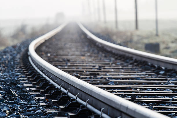 linha de trem no nevoeiro matinal em áreas rurais da bavária, alemanha - railroad track - fotografias e filmes do acervo