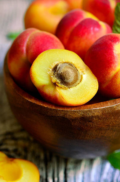 完熟アプリコット、木製のボウルます。 - fruit vegetable fruit bowl peaches ストックフォトと画像