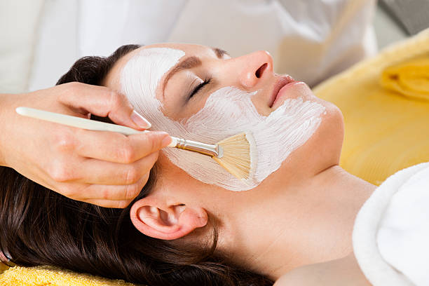 istock Therapist Applying Face Mask To Customer In Spa 477015888