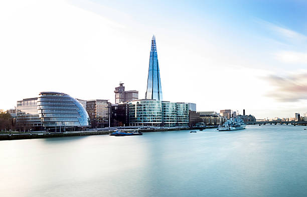 la ville de londres avec l'hôtel de ville et du shard - more london photos et images de collection