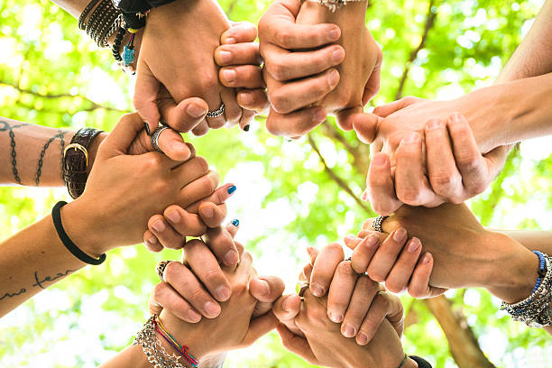 grupa nastolatków ochotnik szczęście - human hand holding hands hands clasped group of people zdjęcia i obrazy z banku zdjęć