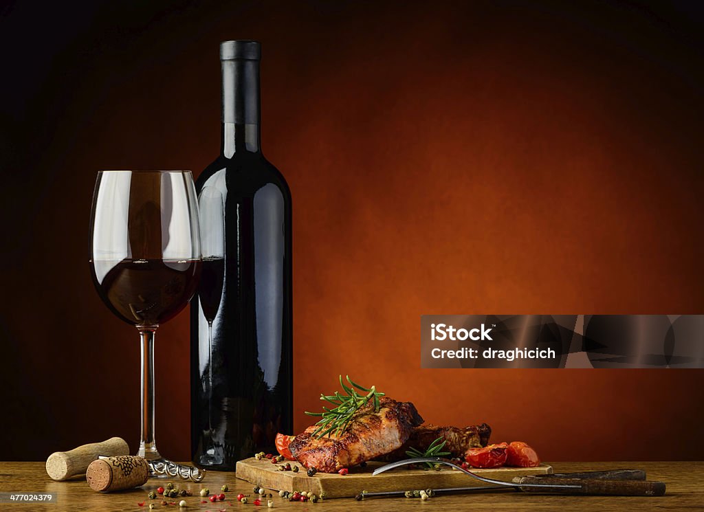 Jantar com filé grelhado e vinhos - Foto de stock de Bife royalty-free