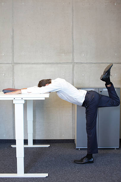 ioga em exercício, coisa homem de negócios no local de trabalho - alternative medicine yoga men businessman imagens e fotografias de stock