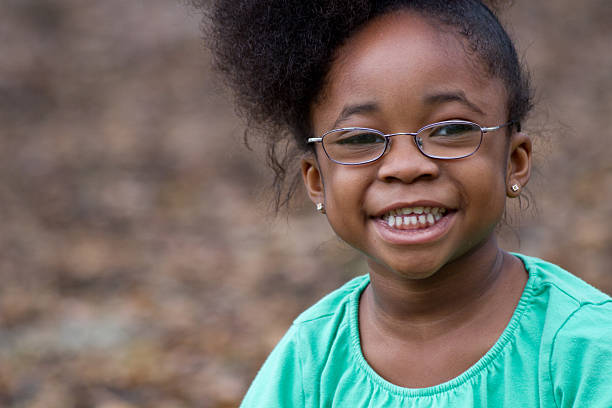 dziewczynka uśmiecha się - glasses child little girls african ethnicity zdjęcia i obrazy z banku zdjęć