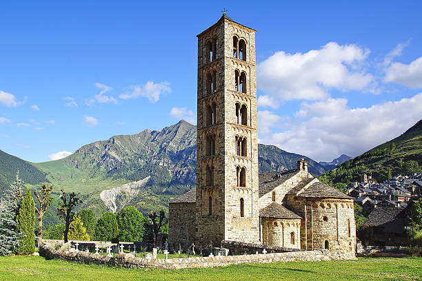 belfry i kościół saint clement z tahull. hiszpania - romanesque zdjęcia i obrazy z banku zdjęć
