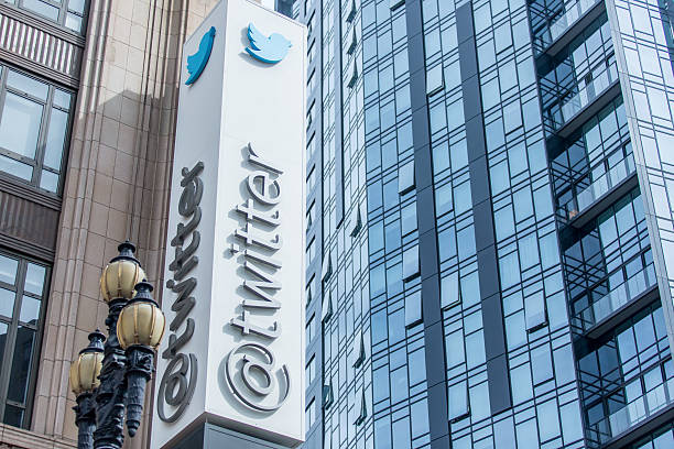 twitter siège sur market street, à san francisco - web forum photos et images de collection