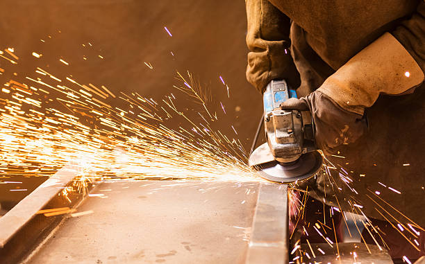 homem soldas - grinding steel sparks cutting - fotografias e filmes do acervo