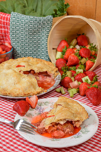 клубнично-корень ревеня пирог slice - strawberry tart стоковые фото и изображения