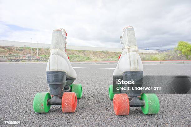 Foto de Velho Vintage Para Skate Chuteira Branca e mais fotos de stock de Patim de Roda - Patim de Roda, Patinação, Andar de Skate