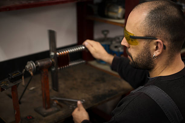 handwerker vorbereitung der revision electric motors - workshop screw storage room repairing stock-fotos und bilder