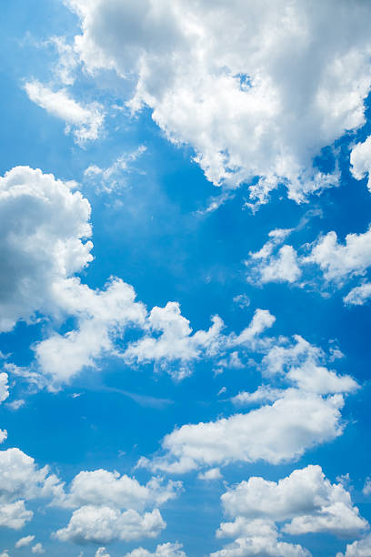 blauer himmel weiße wolken - cumuliform stock-fotos und bilder