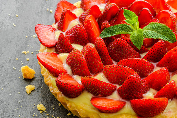 blick von frischen, hausgemachten kuchen oder eine tarte mit erdbeerenmotiv - strawberry tart stock-fotos und bilder