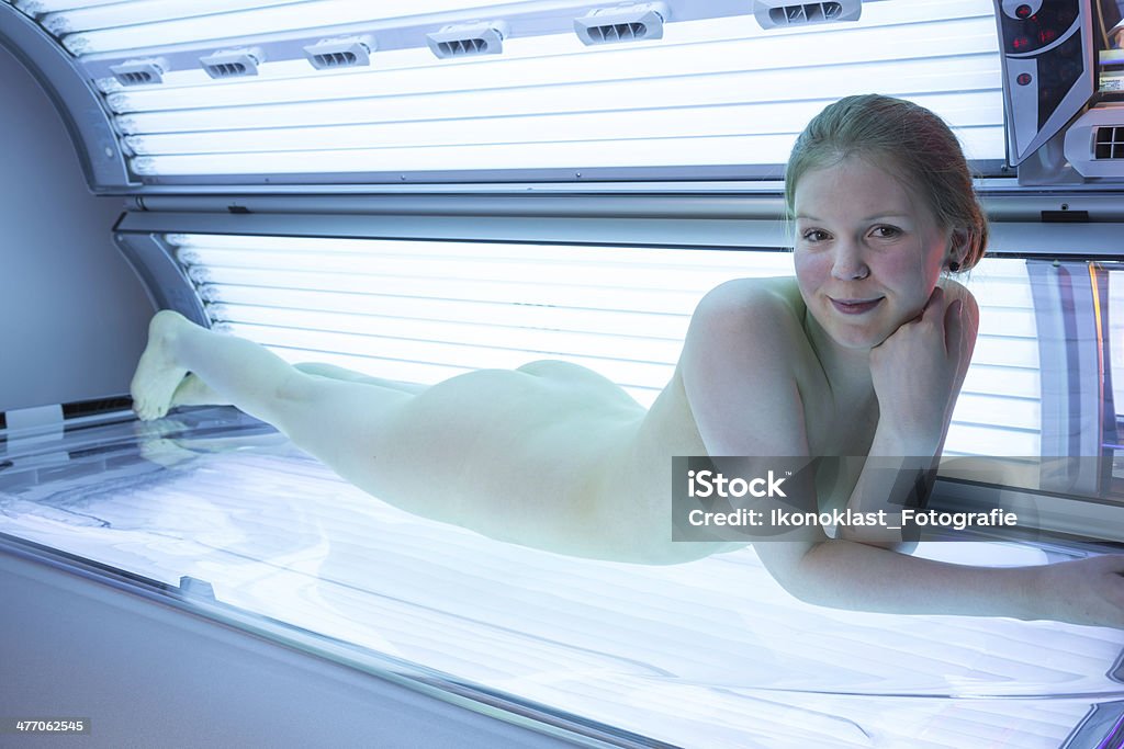 Mujer relajante en bronceado en el solárium. - Foto de stock de Adulto libre de derechos