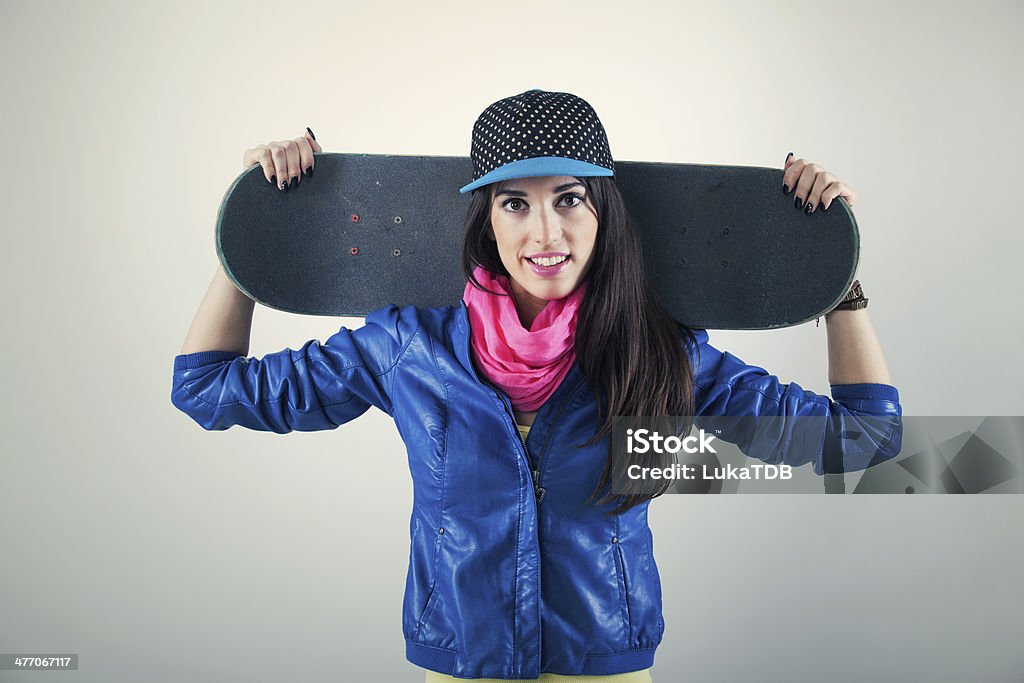 Moda de mujer joven hermosa posando con Un monopatín - Foto de stock de 20 a 29 años libre de derechos