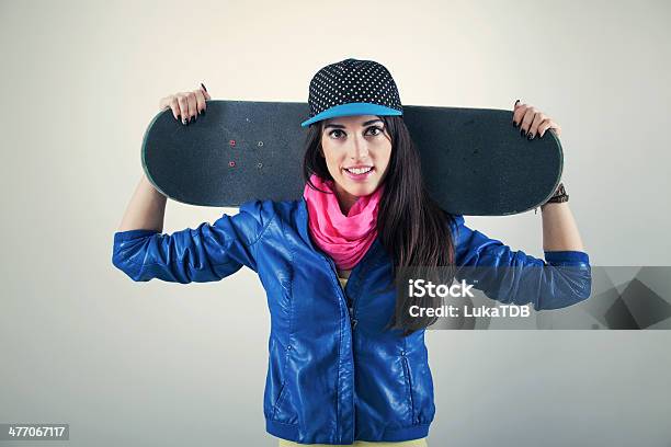 美しい若い女性ファッションにするにはスケートボード - 1人のストックフォトや画像を多数ご用意 - 1人, 20代, エクストリームスポーツ